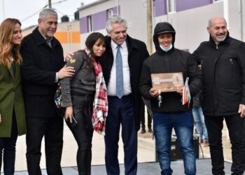 Fernández, Ferraresi y Secco entregaron 224 viviendas en Ensenada