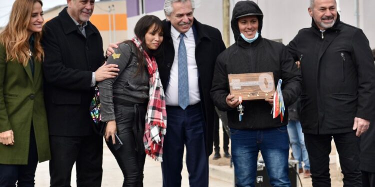 Fernández, Ferraresi y Secco entregaron 224 viviendas en Ensenada