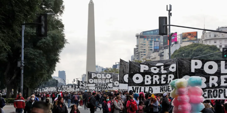 Las organizaciones sociales en la mira: el modo de financiarse enfrenta a los piqueteros de izquierda con las agrupaciones oficialistas