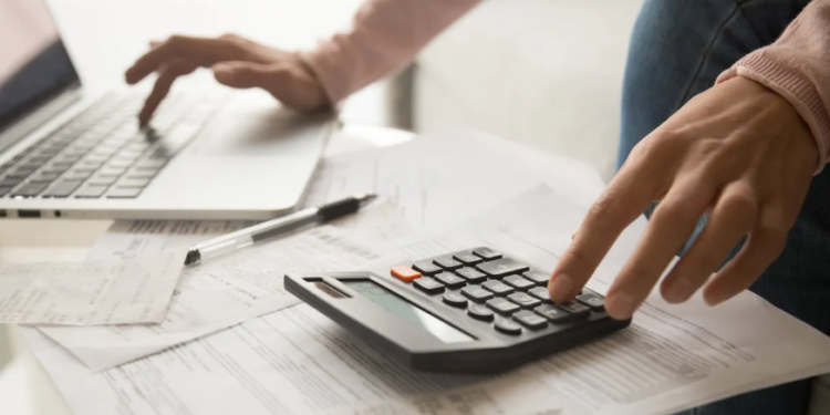 Ganancias, el impuesto que quedó enredado entre las normativas y los daños causados por la inflación