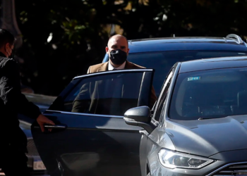 Guzmán inicia una ronda de encuentros con banqueros: buscará convencerlos de que le compren bonos a mayor plazo