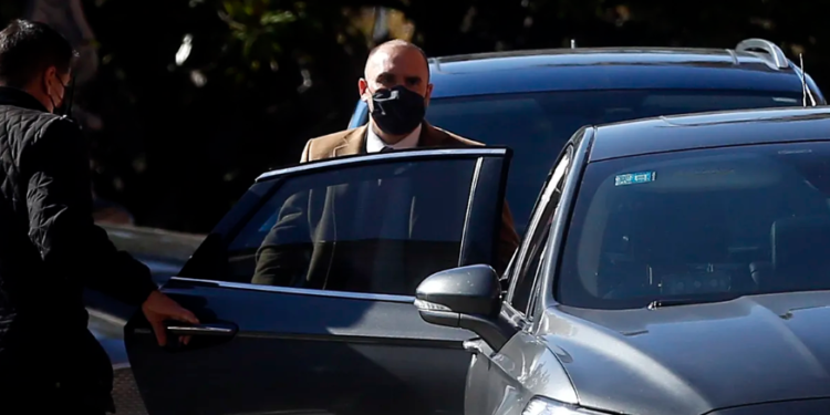 Guzmán inicia una ronda de encuentros con banqueros: buscará convencerlos de que le compren bonos a mayor plazo