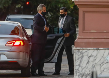 Incómodo, el Gobierno intentó deslindar responsabilidades por el avión de la polémica