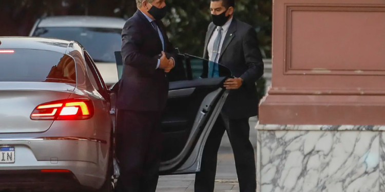 Incómodo, el Gobierno intentó deslindar responsabilidades por el avión de la polémica