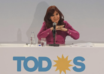Cristina Kirchner le pidió al Presidente que echara del Gobierno a los movimientos sociales