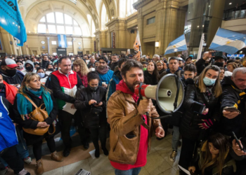 En el Gobierno admiten que ya no pueden contener las protestas, pero apuestan a mantener la calle “controlada”