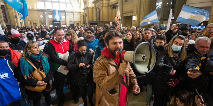 En el Gobierno admiten que ya no pueden contener las protestas, pero apuestan a mantener la calle “controlada”