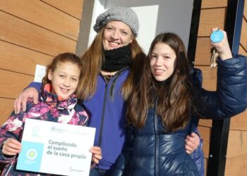 Bariloche: Ferraresi y Carreras entregaron viviendas y Créditos Casa Propia