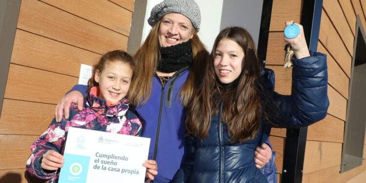 Bariloche: Ferraresi y Carreras entregaron viviendas y Créditos Casa Propia