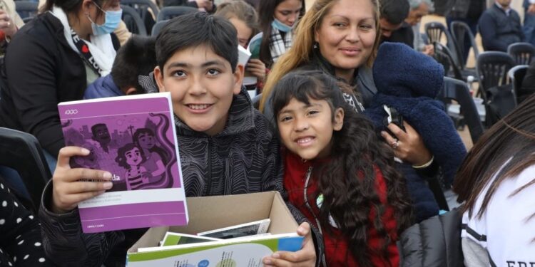 Alberto Fernández, Jorge Ferraresi y Ricardo Quintela encabezaron una entrega de viviendas en Chilecito
