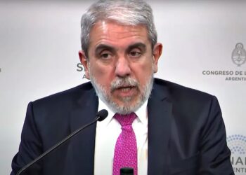 Aníbal Fernández criticó a la Ciudad por el operativo policial y las vallas alrededor de la casa de Cristina Kirchner: “Fue una cosa sin sentido. ¿La van a encerrar?