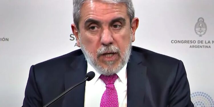 Aníbal Fernández criticó a la Ciudad por el operativo policial y las vallas alrededor de la casa de Cristina Kirchner: “Fue una cosa sin sentido. ¿La van a encerrar?