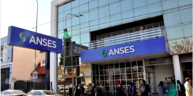 Siete de cada diez nuevos pagos previsionales son de quienes no reunieron los requisitos de aportes