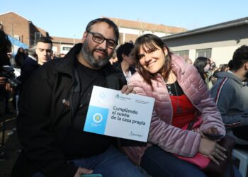 En Avellaneda, Alberto Fernández y Jorge Ferraresi entregaron el crédito para construcción número 60 mil