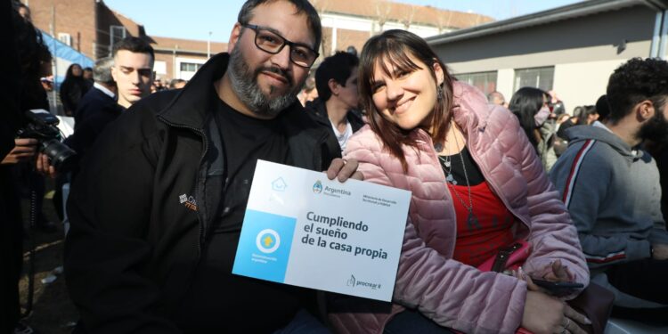 En Avellaneda, Alberto Fernández y Jorge Ferraresi entregaron el crédito para construcción número 60 mil