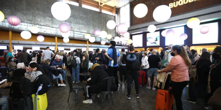 ¿Cómo beneficia la diferencia cambiaria a los uruguayos que cruzan a comprar del lado argentino?