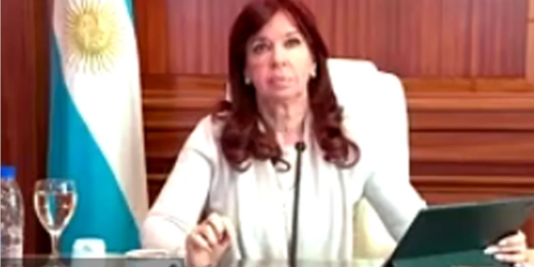 El juicio contra Cristina Kirchner: el fiscal Diego Luciani alega, con la vicepresidenta en el banquillo