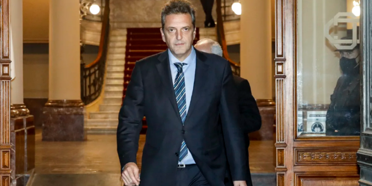 Sergio Massa apunta a tranquilizar el dólar y viaja a ver al FMI, al Club de París y a Qatar