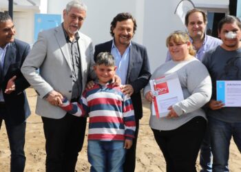 El ministro además otorgó la autorización para avanzar con la construcción de 97 hogares más en el barrio Finca del Socorro II.