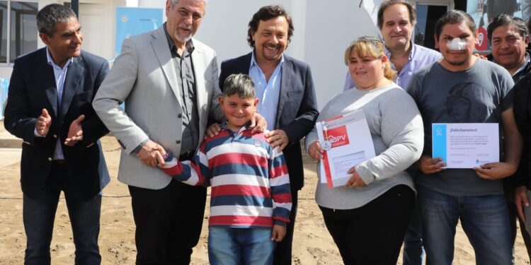 El ministro además otorgó la autorización para avanzar con la construcción de 97 hogares más en el barrio Finca del Socorro II.