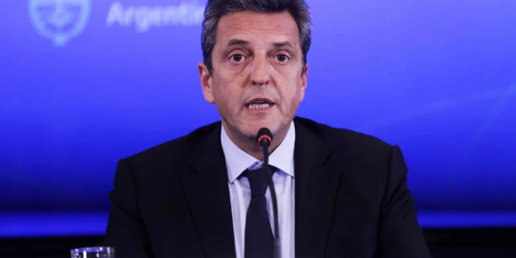 Sergio Massa denunció a dos empresas por sobrefacturación de importaciones por 12 millones de dólares y lavado de activos, y pidió colaboración a Estados Unidos