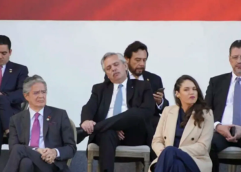 Alberto Fernández se durmió durante el acto de asunción de Gustavo Petro