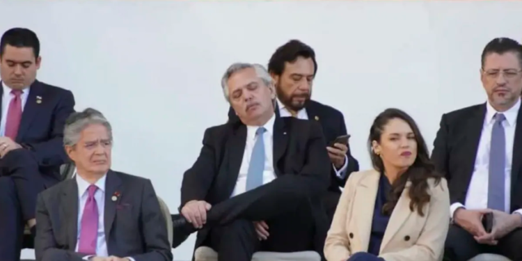 Alberto Fernández se durmió durante el acto de asunción de Gustavo Petro