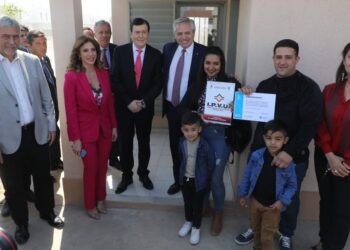 Fernández, Ferraresi y Zamora otorgaron más de 800 viviendas en Santiago del Estero