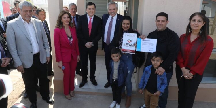 Fernández, Ferraresi y Zamora otorgaron más de 800 viviendas en Santiago del Estero