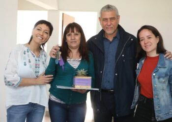 Jorge Ferraresi y Mayra Mendoza entregaron más viviendas en Quilmes