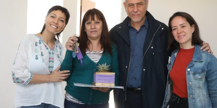 Jorge Ferraresi y Mayra Mendoza entregaron más viviendas en Quilmes