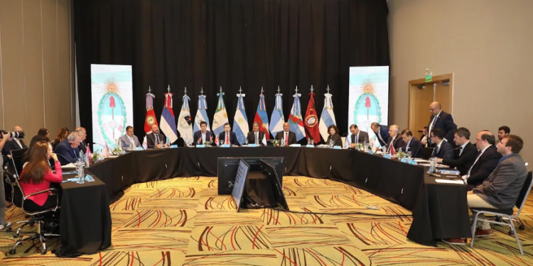 Los gobernadores peronistas resisten recortes y presionan para incidir en el presupuesto de 2023