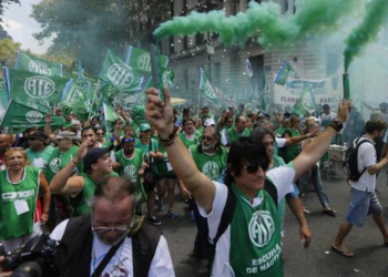 El Gobierno otorga a los empleados estatales un bono de 30 mil pesos para fin de año y el pase a planta de 11 mil personas