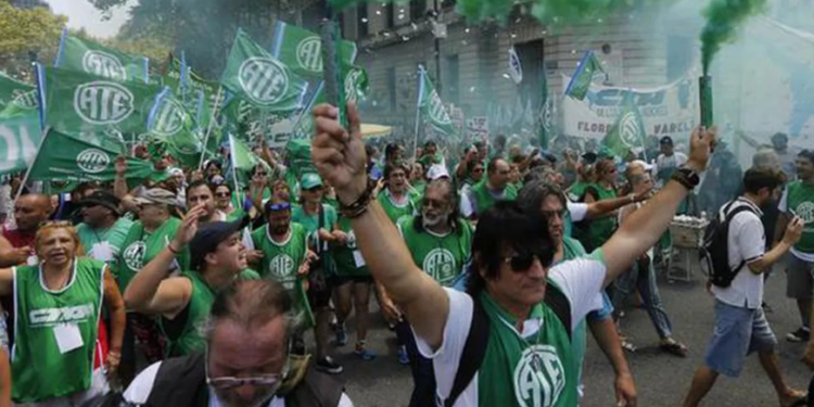 El Gobierno otorga a los empleados estatales un bono de 30 mil pesos para fin de año y el pase a planta de 11 mil personas