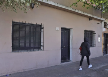 Dentro de la casa del agresor de Cristina Kirchner: un monoambiente patas arriba, con elementos fetichistas, basura desparramada y cajas de balas