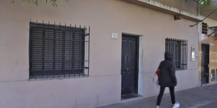 Dentro de la casa del agresor de Cristina Kirchner: un monoambiente patas arriba, con elementos fetichistas, basura desparramada y cajas de balas