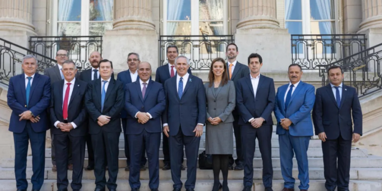 Eduardo de Pedro y los gobernadores del Norte Grande llegan a Estados Unidos a buscar inversiones y mercados