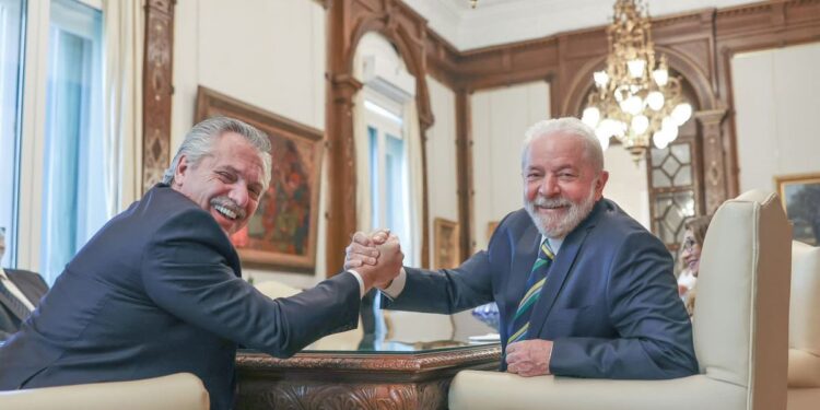 Alberto Fernández festejó el triunfo de Lula y viaja a Brasil
