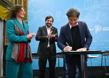 Axel Kicillof otorgó un 18% extra de aumento para los empleados públicos y lleva la paritaria anual a 90%
