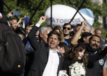 Rumbo a 2023: Axel Kicillof hace equilibrio entre la embestida de Máximo Kirchner y la “billetera” de Alberto Fernández