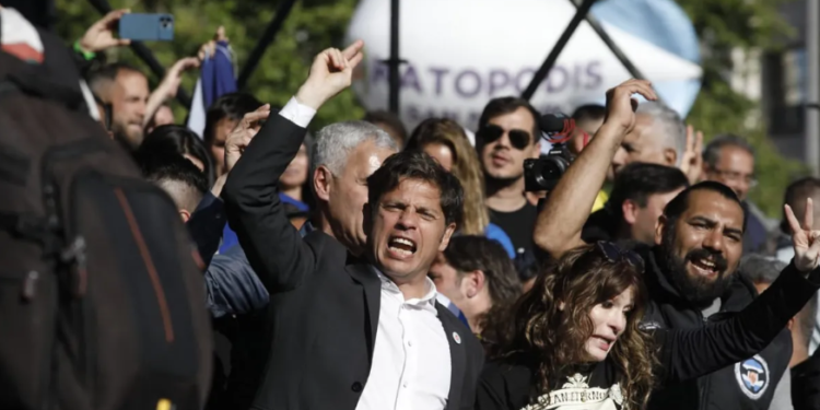 Rumbo a 2023: Axel Kicillof hace equilibrio entre la embestida de Máximo Kirchner y la “billetera” de Alberto Fernández