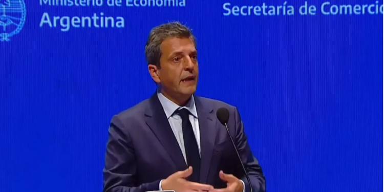 Precios Justos: las petroleras se sumarían al programa y aumentarían los combustibles un 4% mensual