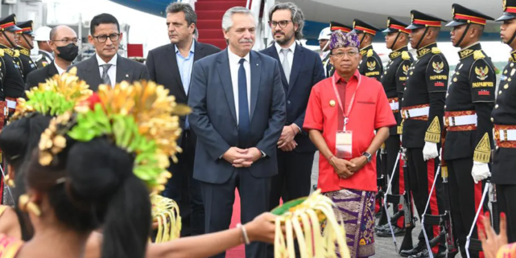 Alberto Fernández llegó a Bali para participar del G-20: turbulencias externas, dieta a rajatabla y la previa a horas intensas