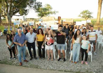 El ministerio de Desarrollo Territorial y Hábitat de la Nación otorgó las llaves de sus flamantes hogares a familias de las localidades Wenceslao Escalante y Laboulaye, en la provincia de Córdoba