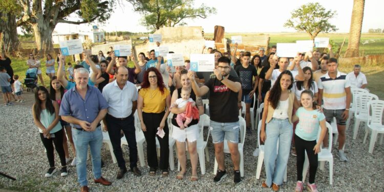 El ministerio de Desarrollo Territorial y Hábitat de la Nación otorgó las llaves de sus flamantes hogares a familias de las localidades Wenceslao Escalante y Laboulaye, en la provincia de Córdoba