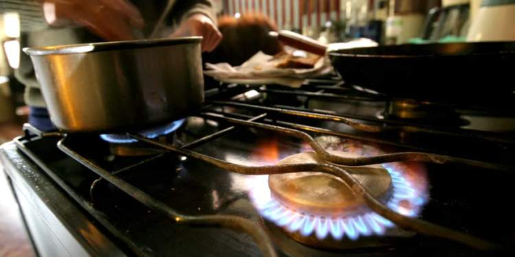 Promesa incumplida: la intervención en gas y electricidad continuará hasta el final del Gobierno, que busca aumentar otra vez las tarifas