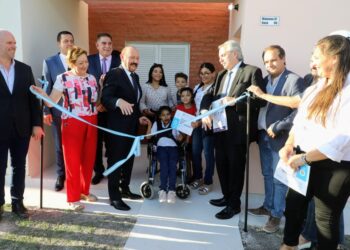 Fernández, Maggiotti e Insfrán entregaron 476 viviendas en la capital formoseña