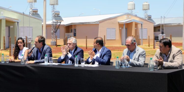 Alberto Fernández, Santiago Maggiotti y Oscar Herrera Ahuad entregaron 597 viviendas en Posadas