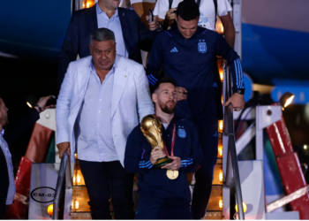 Gremialistas, militantes y funcionarios: así fue el tour político y religioso del “Chiqui” Tapia con la Copa del Mundo