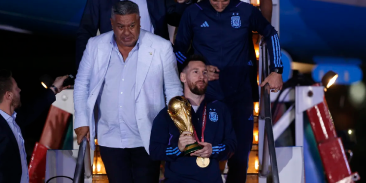 Gremialistas, militantes y funcionarios: así fue el tour político y religioso del “Chiqui” Tapia con la Copa del Mundo